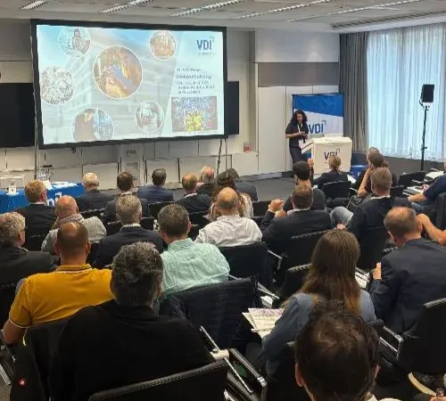 Vortrag VDI Instandhaltung: Zuhörer sitzen im Vortragsraum bei der VDI Tagung