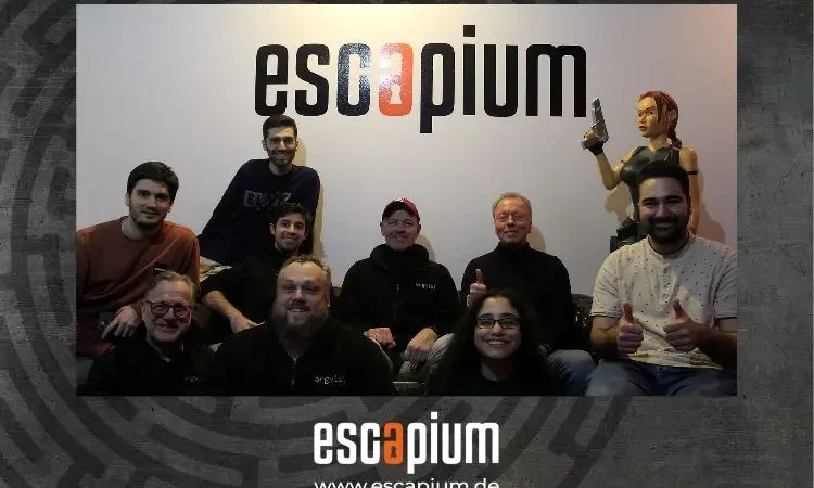 Gruppenbild argvis; mit Logo escaoium beim Firmenevent im Escaperoom