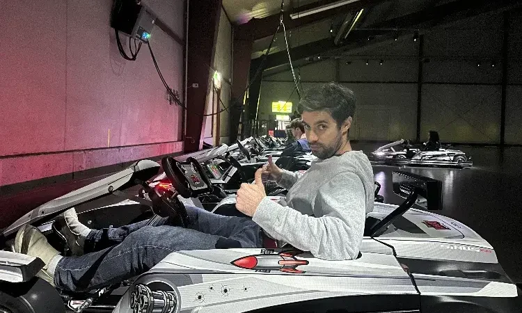 argvis; Mitarbeiter in der BattleKart Halle in einem Kart vor dem Start des Events