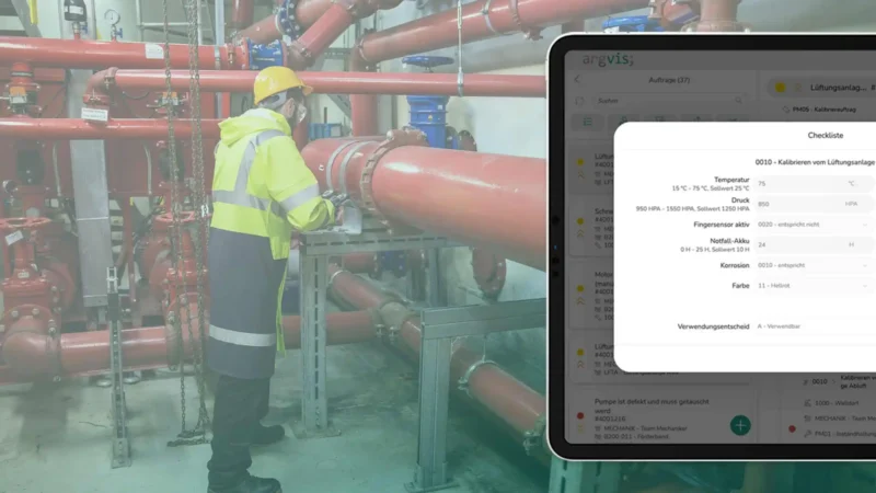 Headerbild Checklistengenerator SAP PM: Arbeiter mit Schutzhelm fixiert rote Rohre: eingeblendet wird ein Screenshot der argvis; Anwendung Checkliste: Kalibrieren Lüftungsanlage