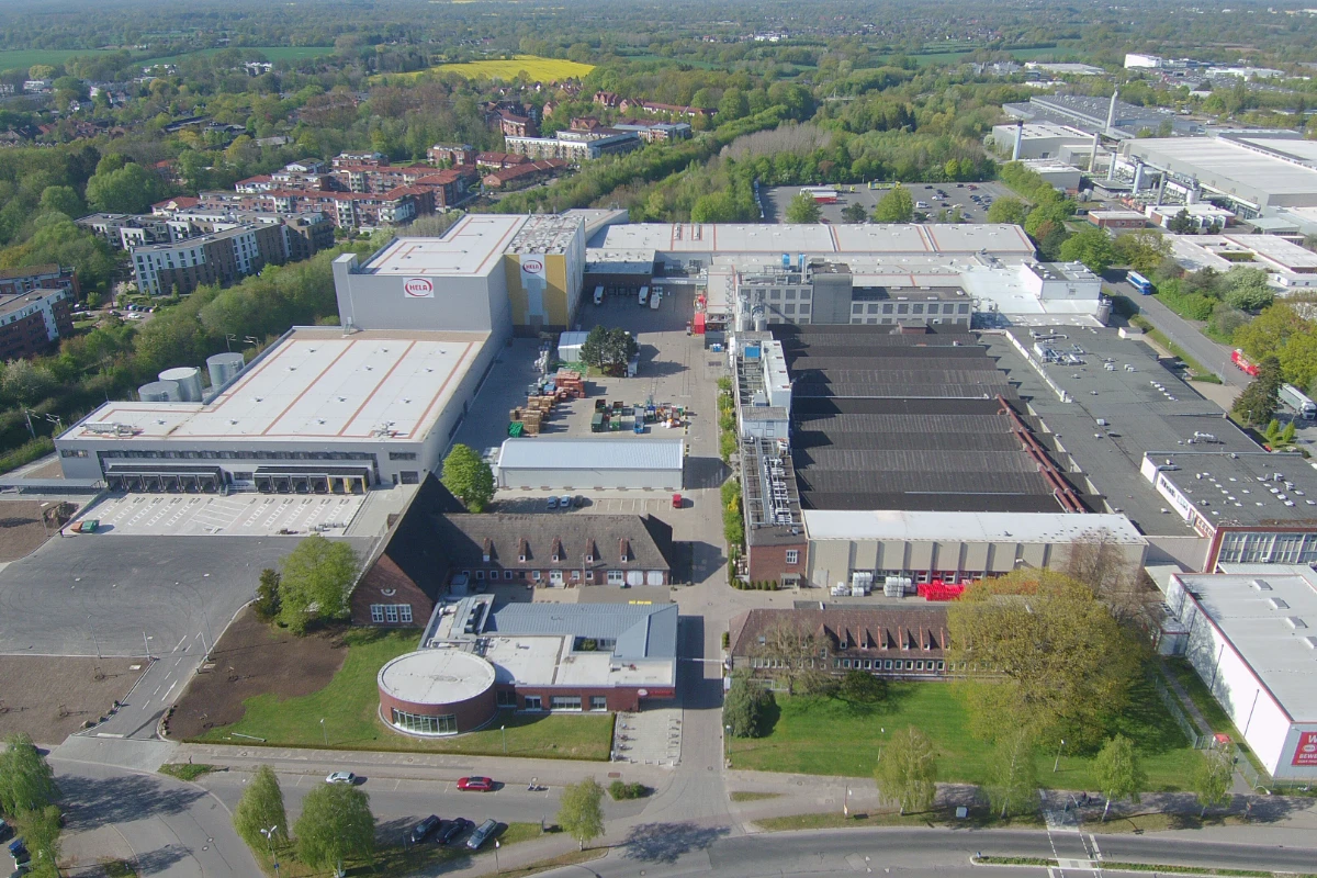 Das Bild zeigt die Gebäude des Hela Werksgeländes in Ahrensburg als Luftbild