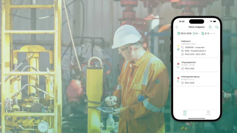 Headerbild: Arbeiter mit orangem Arbeitsoverall und Schutzhelm hält ein Tablet mit Stift in der Hand und überprüft eine Anzeige an einer gelben Maschine. Eingeblendet wird ein Screenshot einer mobilen Ansicht des argvis; Maintenance Portals "Meine Aufgaben"