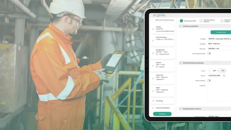 Headerbild Monteur mit orangem Overall und Bauhelm hält ein Tablet in der Hand. Eingeblendet wird ein Bildschirmscan der argvis Anwendung : Optimierte Rückmeldung für SAP PM/SAP EAM