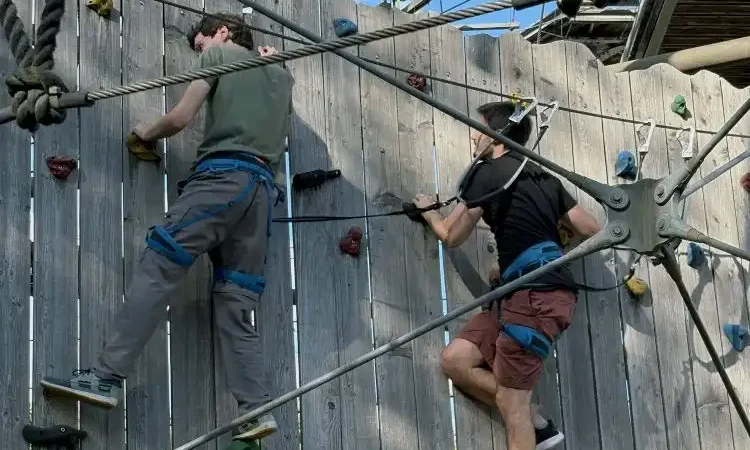 Das Bild zeigt Mitarbeiter der argvis; im Klettergarten beim Firmen-Sommerevent