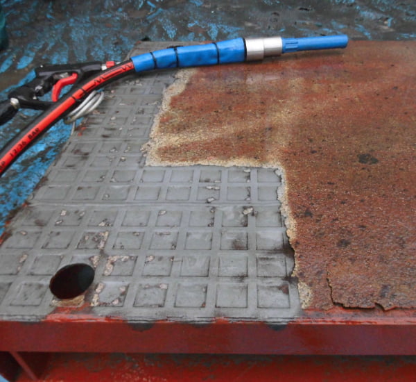 Industriereinigung » Horizontale Flächenreinigung mit einem speziellen Düsenaufsatz für schonendes Strahlen (Bild: torbo ENGINEERING KEIZERS GmbH)